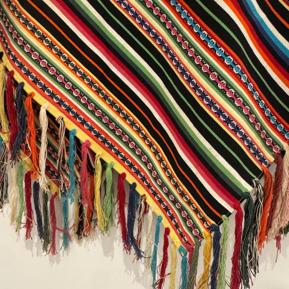 Stunning vintage handcrafted peruvian Multicolor Striped Poncho. Thick fabric. - Picture 6 of 7